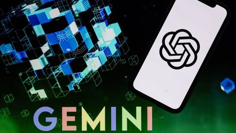 Ilustraci�n que muestra un tel�fono m�vil con el logotipo de Open AI y Chat GPT de Microsoft Corporation sobre una pantalla que muestra las letras Google Gemini.