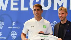 El futbolista del pr�ximo rival del Celta, el Elche, Ezequiel Ponce, en su presentaci�n con el club ilicitano.