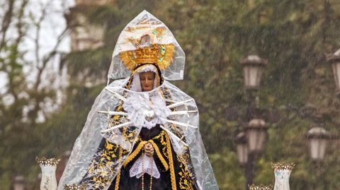 La imagen de Nuestra Señora de los Dolores cubierta con un plástico en la procesion del Santo Entierro, de la cofradia del Santo Entierro y Nuestra Señora de los Dolores, que se celebra hoy Viernes Santo en Oviedo dentro de los actos de la semana santa ovetense.