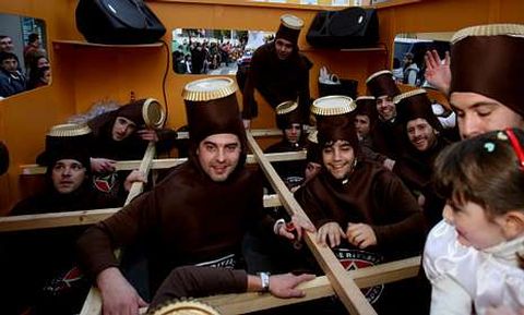 Simp�tica imagen del Carnaval del pasado a�o con j�venes disfrazados de botellines de cerveza.