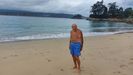 Pepe de Carlos, madrileño de 91 años que veranea en Viveiro desde 1944, anima a mariñanos y visitantes a disfrutar todo lo posible del mar. «¡Tenéis un lujo!», destaca