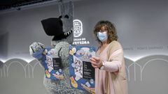 A concelleira de Cultura, Carmen Fouces, coa mascota do Sal�n do Libro, Orbil.