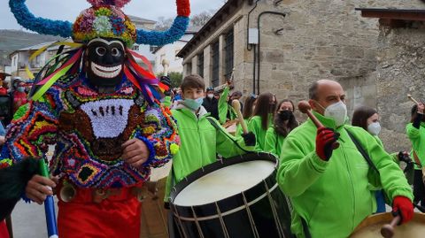 El folin As Carrelas de Viana do Bolo participa en el desfile de entroido de Vilario de Conso