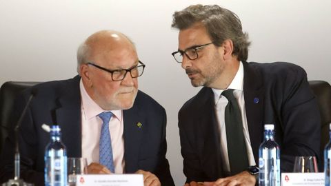 Claudio Garrido, alcalde de Sarria, escucha atentamente a� Diego Calvo, conselleiro de�Presidencia.