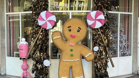 El mu�eco de jengibre en el escaparate navide�o de Tiffany & Cake.