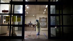 Una trabajadora limpia la entrada del hospital de Curry Cabral en Portugal