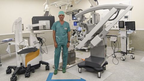El doctor Jose María Santín, jefe de Neurocirugía del HULA, en el quirófano.