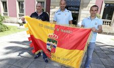 El edil de Deportes, Miro Ser�n, y representantes del C.R. Vilaxo�n presentaron ayer la bandera. 