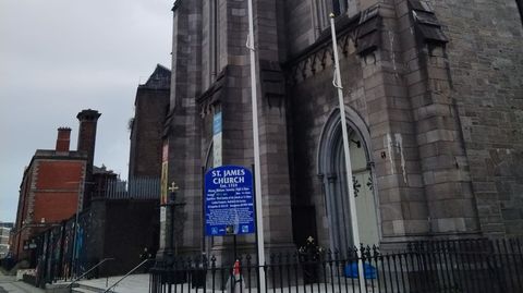 Vista parcial da fachada da igrexa de Santiago en Dubl�n