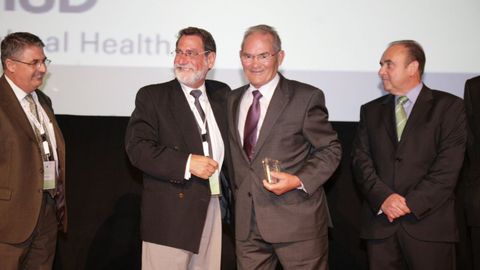 Horacio Garca recibiendo en el 2011 el premio del 48 Simposio Cientfico Avcola
