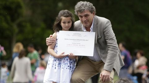 Santiago P�rez Otero, gerente de la Corporaci�n Voz de Galicia, entreg� el primer premio Mejor Periodista Infantil en la modalidad de Educaci�n Infantil e 1� e 2� de Primaria a Lara Vidal Seara del CEIP Manuel Sueiro, de Ourense