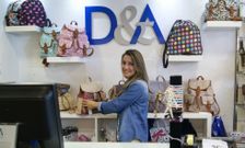 Bea Rabu�al trabaja desde abril en una tienda de complementos de Carballo. 