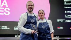 xel Smyth y Claudia Merchn, del restaurante Simpar, recogiendo el premio al cocinero revelacin en el Madrid Fusin.