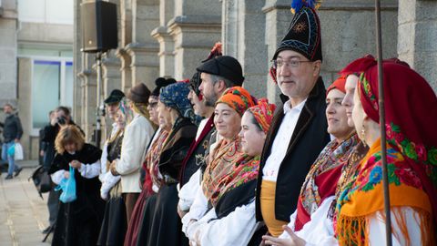Desfile de traje tradicional gallego en el Domingo das Mozas