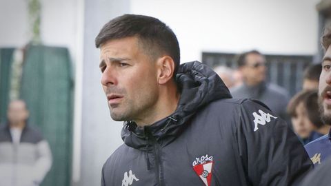 <span lang= gl >Gonza, adestrador do Arousa</span>