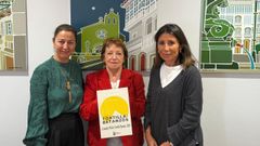 La alcaldesa, Mar�a Barral, junto a la concejala de Comercio, Anxeles Veiga, entreg� este mi�rcoles el premio Esther Corral Mart�nez.
