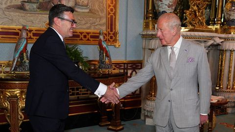 Andy Burnham estrecha la mano de Carlos III a su llegada al palacio de Buckingham 