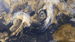 En la imagen del sat&eacute;lite de ayer se puede apreciar el cicl&oacute;n bomba situado frente a la costa nordeste de Estados Unidos