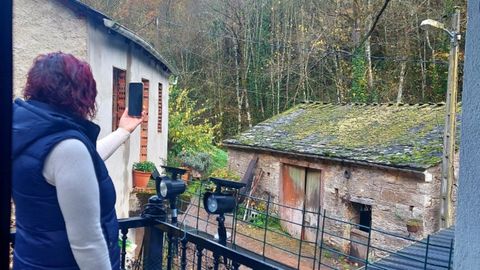 Esther Daz vive en Cervantes sin cobertura y solo consigue hablar por telfono si sale al balcn de su casa.