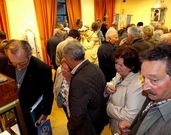 El numeroso p�blico visitando una de las salas de la muestra. 