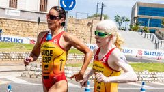 Susana Rodr�guez y su gu�a, Sara P�rez, en el Europeo de paratriatl�n de Tarragona, hace dos semanas.
