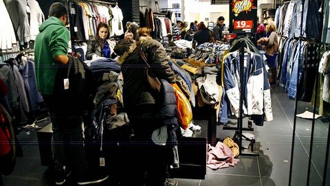 Primera jornada de rebajas tras la resaca navide�a.