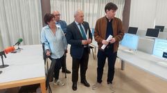 El alcalde, con el jefe provincial de Trfico (a la derecha) en el aula del multiusos