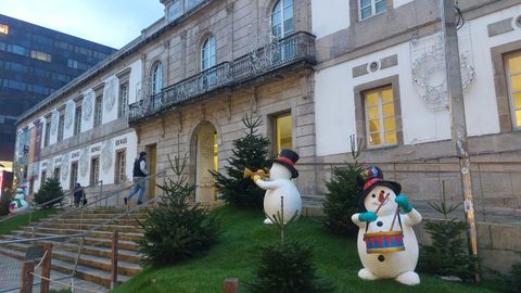 Mu�ecos de nieve y muchas luces adornan el museo Marco de Vigo