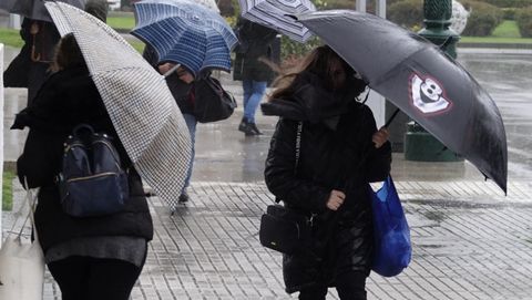 Paraguas en Vigo para hacer frente a las fuertes lluvias de esta maana de lunes 