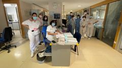 El personal sanitario de la uci covid-19 del hospital de Ourense, este viernes