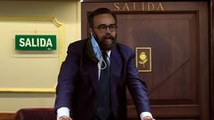  El diputado de Vox Jos� Mar�a S�nchez Garc�a es expulsado del hemiciclo durante la sesi�n plenaria del Congreso de los Diputados celebrada este martes en Madrid. 