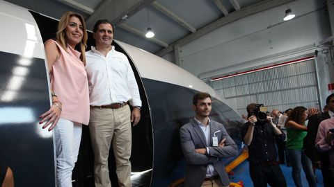 La presidenta de la Junta de Andaluc�a, Susana D�az, con el presidente y fundador de Carbures, Rafael Contreras