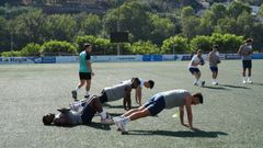 Los jugadores del Ourense CF durante el primer entrenamiento de la pretemporada en el campo de Oira