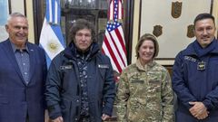 Javier Milei y la comandante del Comando Sur de EE.UU. Laura Richardson, posan junto al embajador estadounidense Marc Stanley y el ministro argentino de Defensa, Luis Petri, en Ushuaia.
