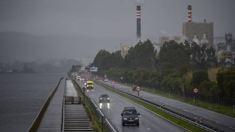 La autov�a de Mar�n, ayer, tras cerrar en varias ocasiones, con la r�a de Pontevedra a la izquierda.