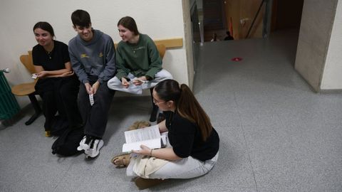 Aflojando los nervios antes de hacer los ex�menes de selectividad en Ferrol