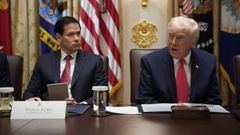 El presidente de Estados Unidos, Donald J. Trump (R), hace sus palabras iniciales mientras celebra una reuni�n con su gabinete en la Sala del Gabinete de la Casa Blanca en Washington, DC, EE. UU., el 02 de diciembre de 2025.