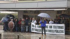 Los manifestantes se guarecieron de la lluvia junto al caf� Avenida, frente al edificio de la Xunta