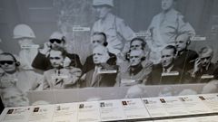 Un panel en el museo del Memorium Juicios de Nremberg muestra a los 21 jerarcas nazis que se sentaron en el banquillo de los acusados.