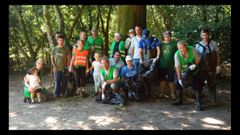 Algunos de los voluntarios participantes en la jornada de limpieza del cauce del Gafos