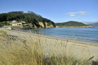 Vista del arenal de A Concha, en el pueblo de Espasante. 