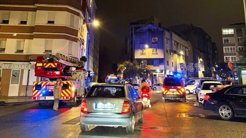 Los bomberos en la calle Orillamar de A Coru�a