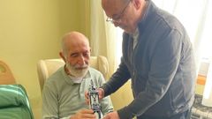 Xos&eacute; Francisco Delgado recibi&oacute; de manos de Antonio Rodr&iacute;guez Basanta la Porta do Dique que simboliza el reconocmiento a su labor de toda la Unidad Pastoral de la Zona Centro.