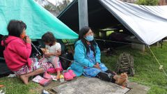 Una familia ind�gena en un campamento de Bogot�