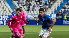 Toche Tartiere Real Oviedo Cordoba.Toche lucha un balon durante el encuentro ante el Cordoba