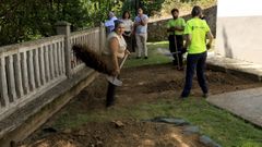 Trabajos en las supuestas fosas franquistas del cementerio de Beira, en Carral.