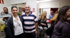 Mercedes Ros�n  y Alfonso Tour�s se saludaron al comienzo del duro debate en la asamblea. 
