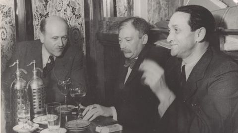 �LTIMO EXILIO EN PAR�S. La fotograf�a tomada en el a�o 1938 en Par�s en el Caf� Le Tournon muestra a Joseph Roth, que ocupa el centro de la imagen, en una de sus habituales tertulias de bar, con varios de sus amigos; a la derecha, el escritor Soma Morgenstern, paisano suyo de la Galitzia polaco-rusa y autor de �Huida y fin de Joseph Roth�, una especie de memorias literarias sobre su querido compatriota. Apenas un a�o despu�s de la escena de la foto, Roth muri� en la misma taberna; el propio Morgenstern reuni� y orden� los manuscritos y cartas que el malogrado novelista dej� en su cuartucho del H�tel de la Poste, situado justo en frente del caf�. DEUTSCHE NATIONALBIBLIOTHEK