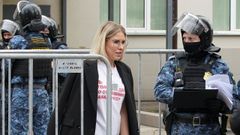 Liubov S�bol llevaba puesta en el juicio una camiseta con la inscripci�n ��D�nde est� la causa penal por el envenenamiento de Navalni?�