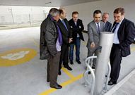 Las autoridades visitaron la electrolinera de Red El�ctrica.